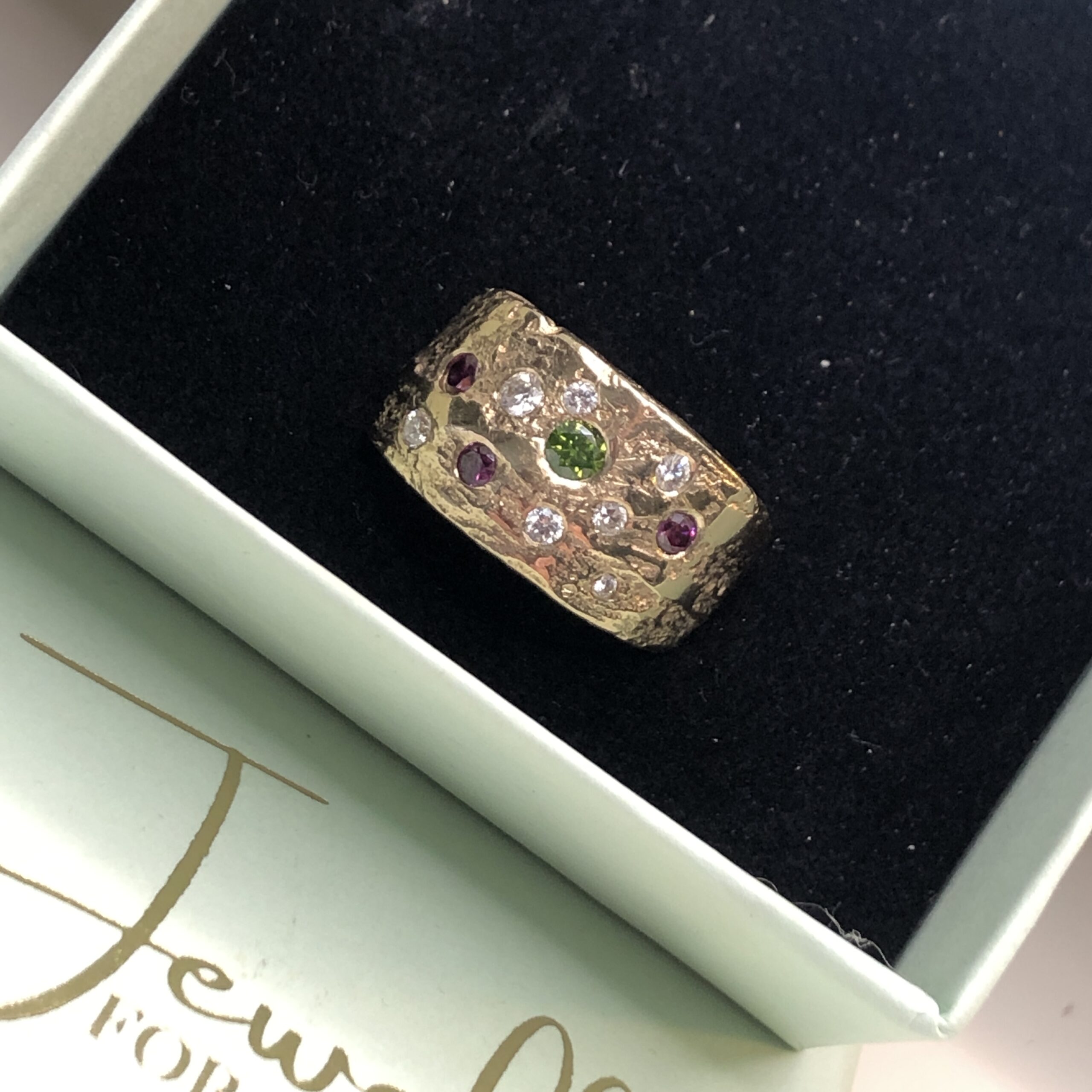 Fremtrædende Kan beregnes Aflede One of a kind ring med hvide, pink og grønne brillanter - Jewells for a  Reason